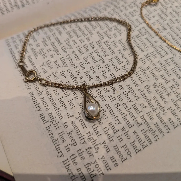 Elegant Gold Women's Small Bracelet Set - Picture 5 of 9